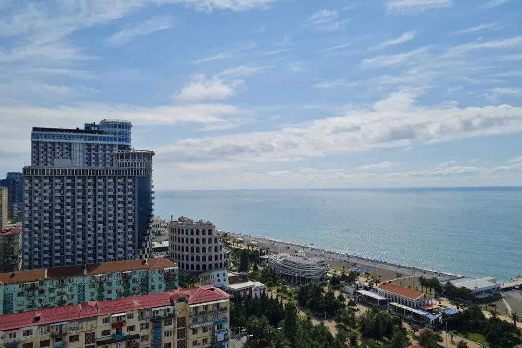 Luxury Aparthotel In Orbi City Sea View 巴统 外观 照片